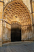 Il monastero di Batalha o convento de Santa Maria da Vitória. Timpano e archivolto del portale.